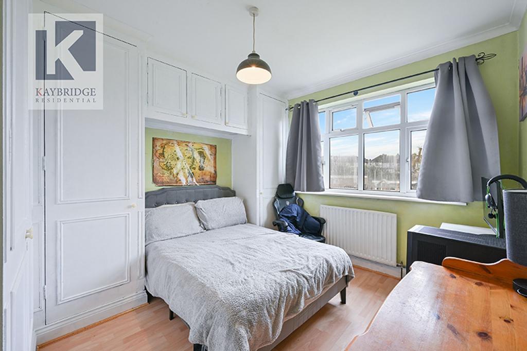 Stoneleigh Avenue, Worcester Park - KT4 8 XY
