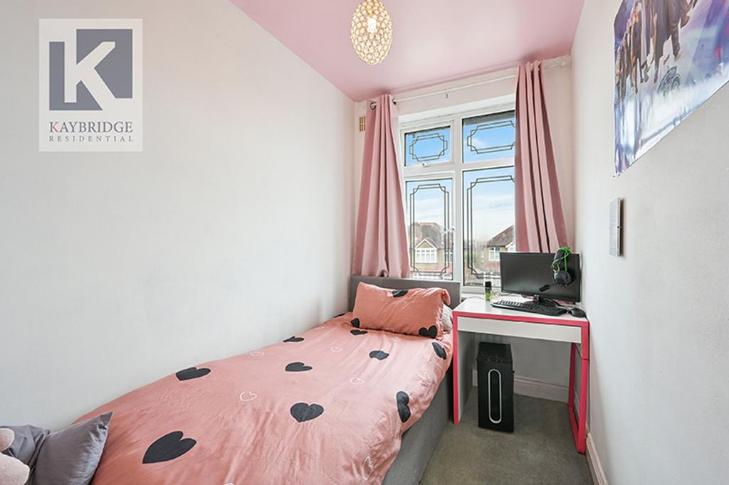 Stoneleigh Avenue, Worcester Park - KT4 8 XY