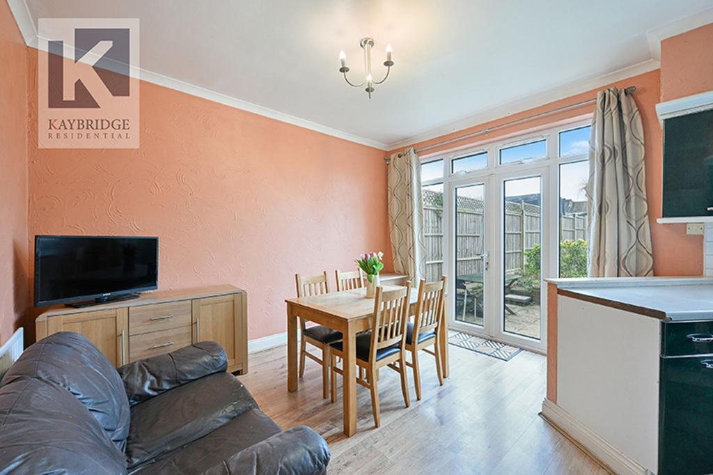 Stoneleigh Avenue, Worcester Park - KT4 8 XY