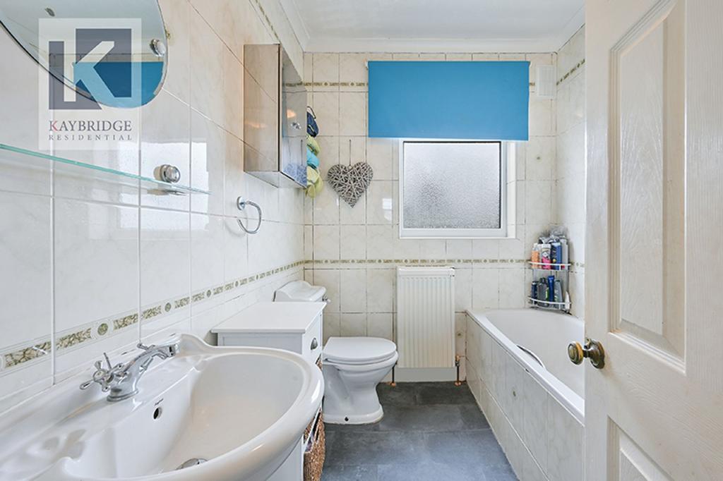 Stoneleigh Avenue, Worcester Park - KT4 8 XY