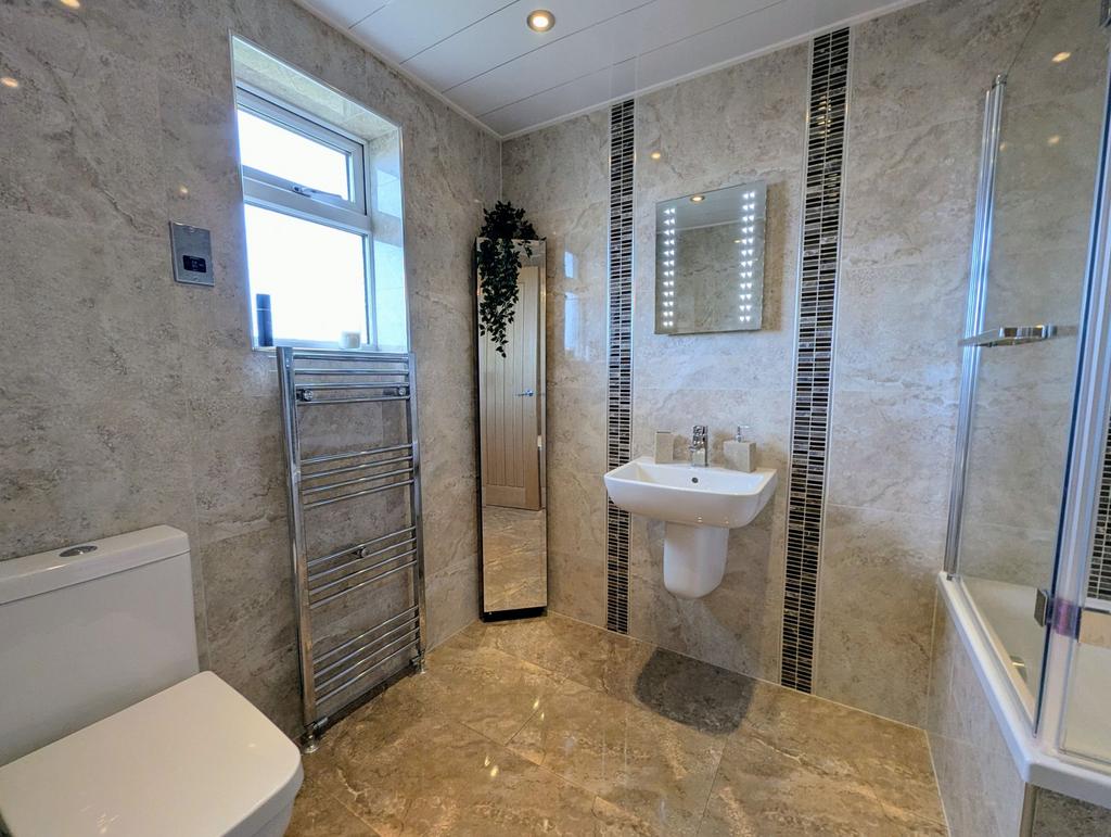 En-suite bathroom