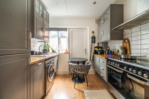 2 bedroom maisonette for sale, The Broadway, Highams Park, London, E4
