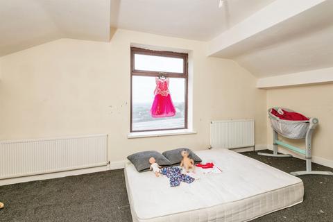 4 bedroom end of terrace house for sale, Gothic Street, Queensbury, Bradford