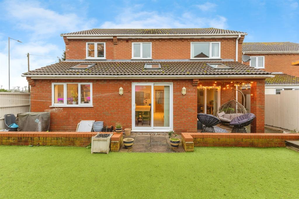 5 bedroom detached house for sale