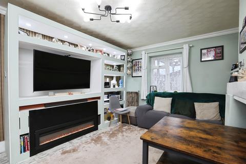3 bedroom end of terrace house for sale, Middletune Avenue, Sittingbourne