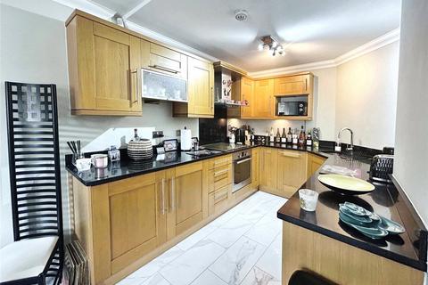 2 bedroom flat to rent, Worsley Road, Manchester M27