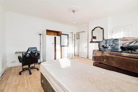 2 bedroom flat for sale, Cherry Tree Lane, Rainham