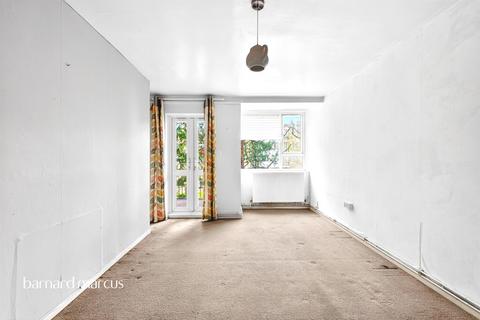 2 bedroom flat for sale, Hayward Gardens, London