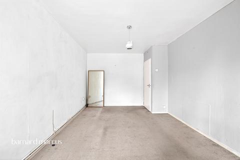2 bedroom flat for sale, Hayward Gardens, London