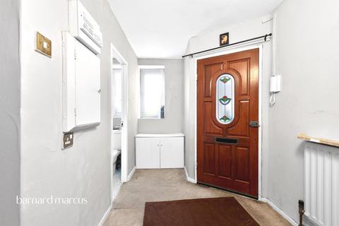 2 bedroom flat for sale, Hayward Gardens, London