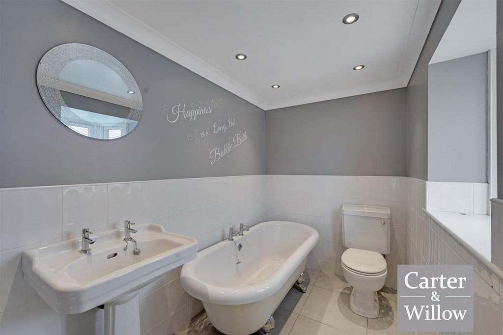 En suite bathroom/WC