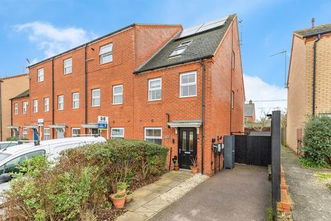 3 bedroom townhouse for sale, Walkers Way, Roade, Northampton
