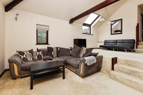 2 bedroom flat for sale, Kirklands Court, Ridgewood Close, Shipley BD17