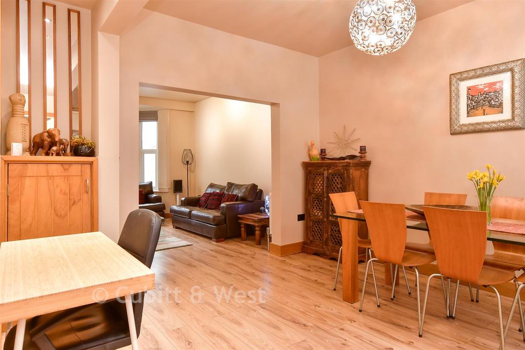 Lounge/ Dining Room