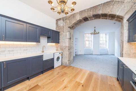 4 bedroom flat to rent, 1096LT Merchant Street, Edinburgh, EH1 2QD