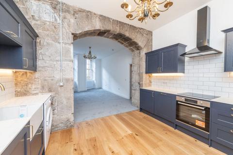 4 bedroom flat to rent, 1096LT Merchant Street, Edinburgh, EH1 2QD