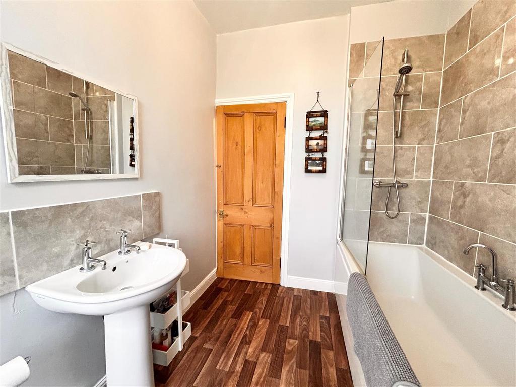 Bathroom 2.jpg