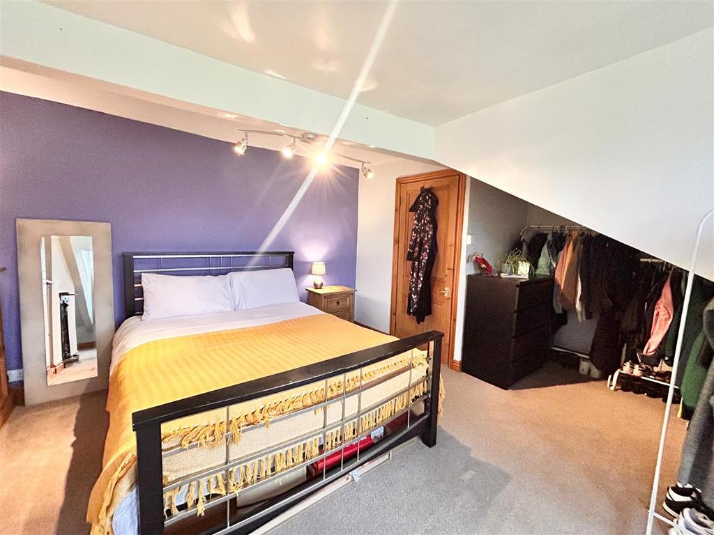 Main bed 2.jpg