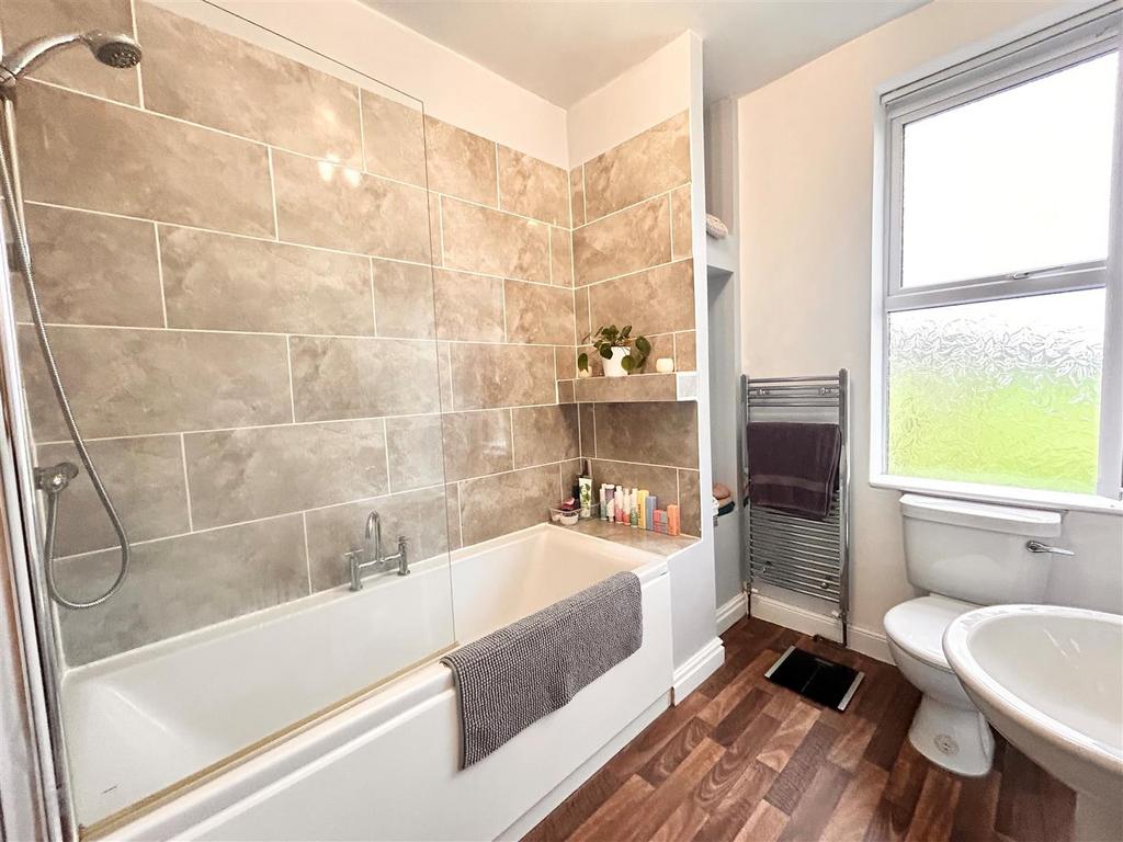 Bathroom 1.jpg
