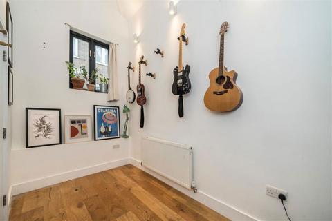 2 bedroom end of terrace house for sale, Tanners Mews, London SE8