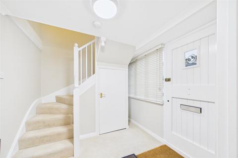 2 bedroom terraced house to rent, Cathedral Courtyard