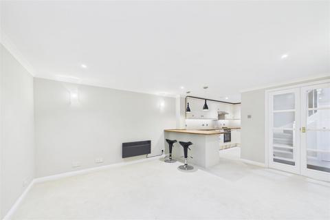 2 bedroom terraced house to rent, Cathedral Courtyard