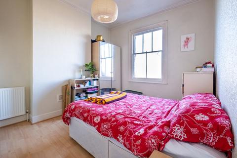 2 bedroom flat to rent, Kirkstall Road London SW2