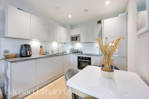 1 bedroom flat for sale, Greyhound Parade, London