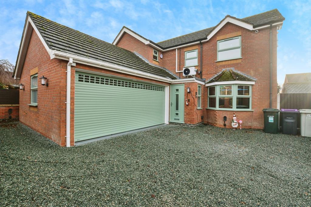 4 bedroom detached house for sale