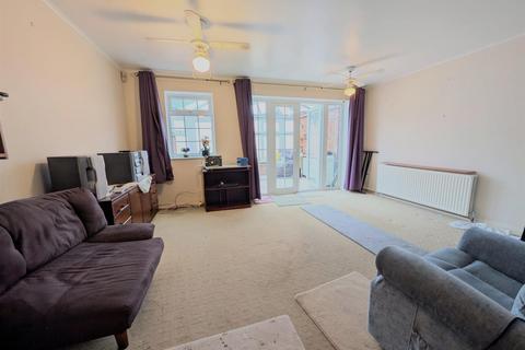 3 bedroom end of terrace house for sale, Lewins Farm Court, Lower Cippenham Lane