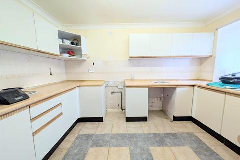 3 bedroom end of terrace house for sale, Lewins Farm Court, Lower Cippenham Lane
