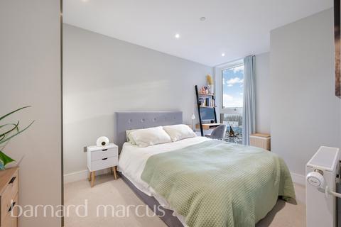 1 bedroom flat for sale, Greyhound Parade, London