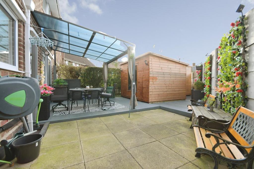 REAR GARDEN 01.jpg