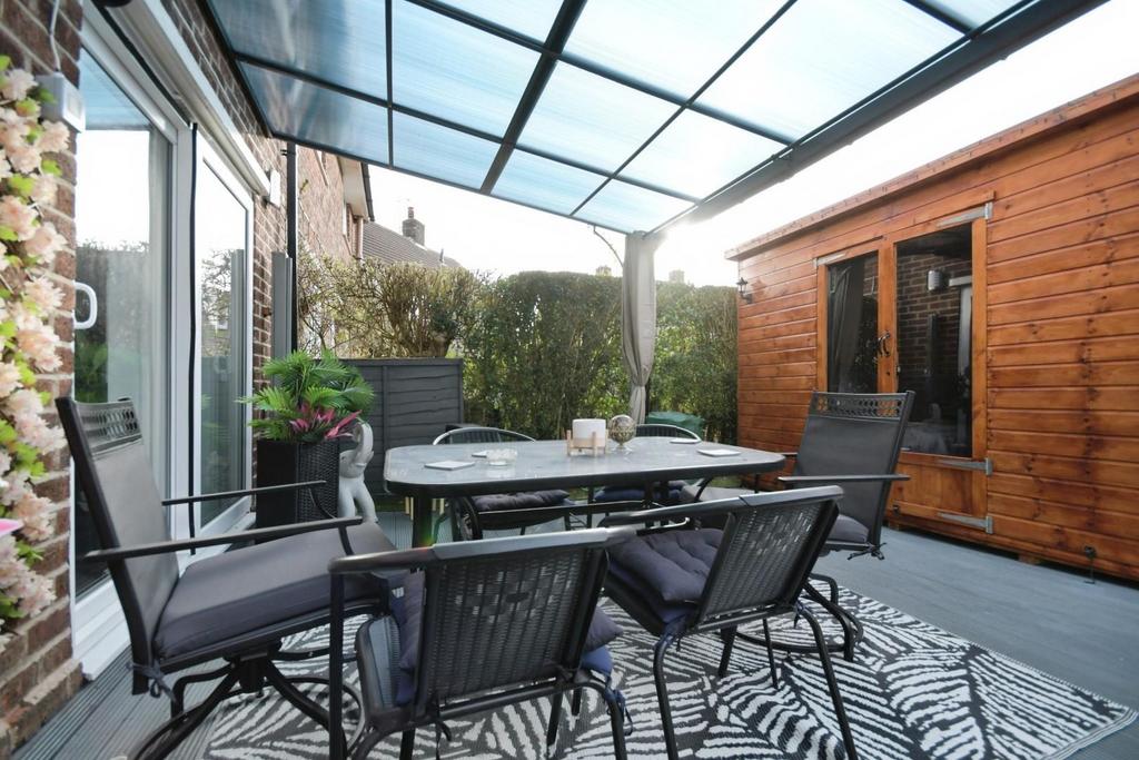 REAR GARDEN 02.jpg