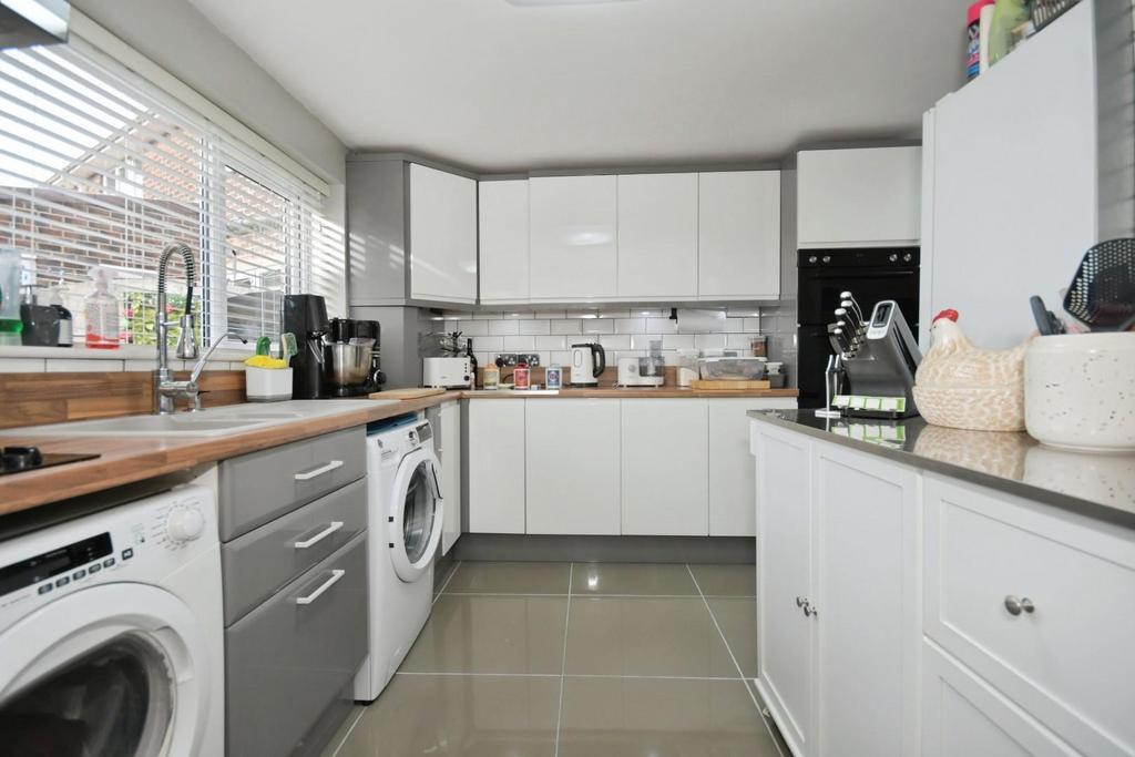 KITCHEN 02.jpg