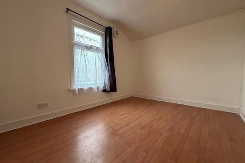 2 bedroom flat to rent, Balfour Road, Ilford