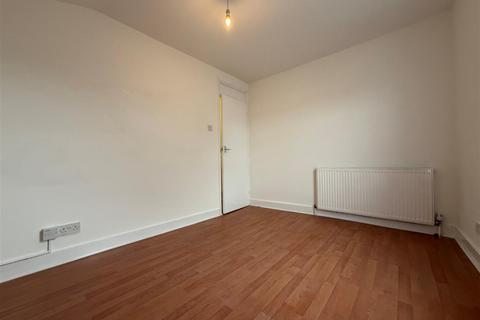 2 bedroom flat to rent, Balfour Road, Ilford