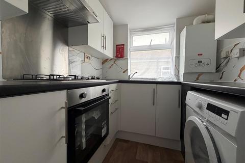 2 bedroom flat to rent, Balfour Road, Ilford