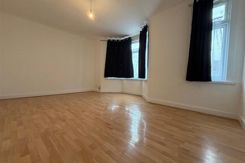 2 bedroom flat to rent, Balfour Road, Ilford