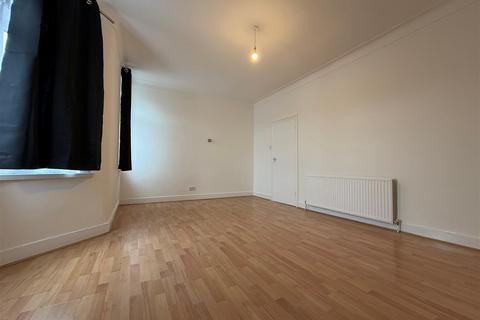 2 bedroom flat to rent, Balfour Road, Ilford