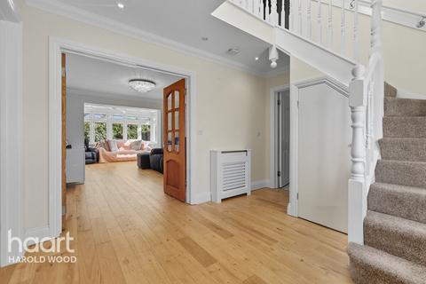 4 bedroom detached house for sale, Amelle Gardens, Harold Park