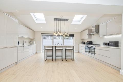 3 bedroom detached house for sale, Park Avenue, Bushey