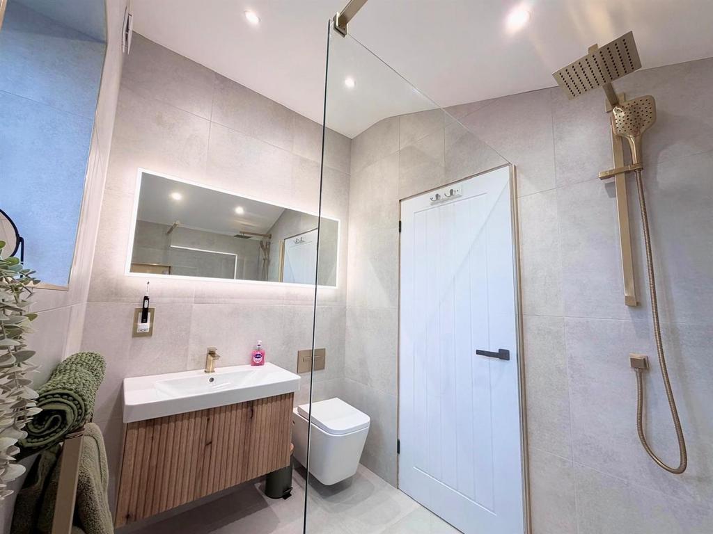 Deluxe Shower Room