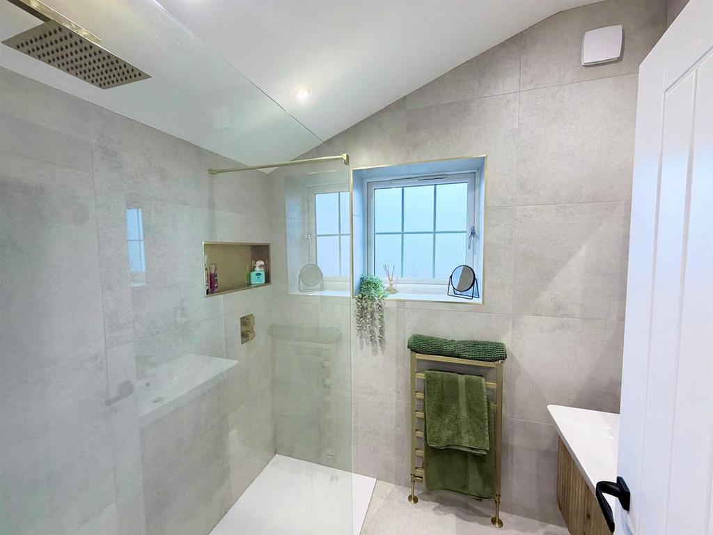 Deluxe Shower Room