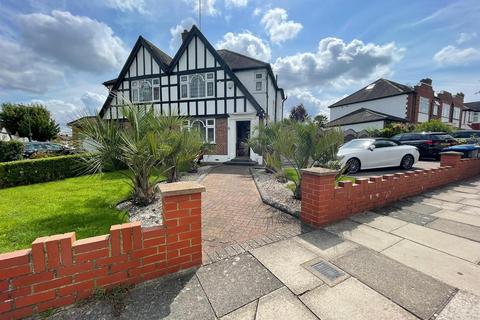 4 bedroom house to rent, The Fairway, Wembley