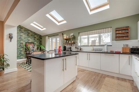 3 bedroom semi-detached house for sale, Whitebeam Drive, Coxheath, Maidstone
