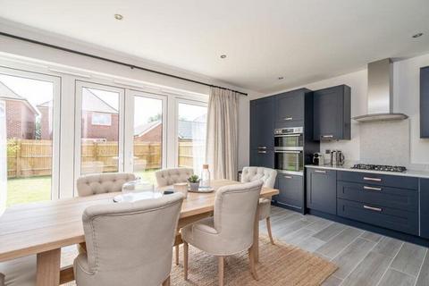 3 bedroom house to rent, Foxglove Way, Chichester