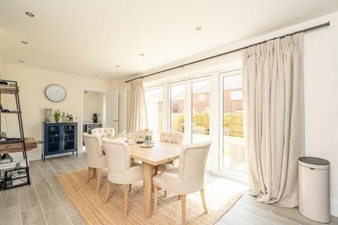 3 bedroom house to rent, Foxglove Way, Chichester