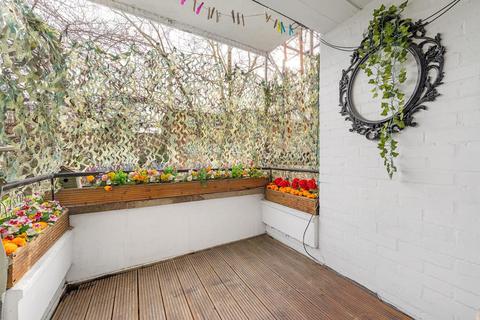 3 bedroom flat for sale, Jeffreys Walk, SW4