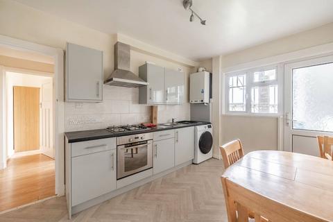 2 bedroom flat to rent, Minehead Court, Harrow, HA2
